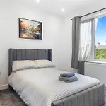 Semesterbostad Luxury 3-bedroom, 3-bath In Dalton-in-furness Dalto-in-Furness